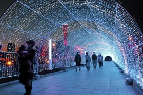 温かい光が訪れる人の心を癒やしたイベント「ＢＥ　ＴＨＥ　ＬＩＧＨＴ」＝神戸メリケンパーク