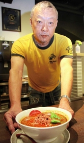 「辛さとおいしさの両立」を目指し、店を切り盛りする柏木博史さん＝神戸市中央区東町