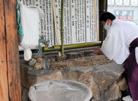 ひしゃくを使わず清めることができる手水舎＝神戸市兵庫区和田宮通３