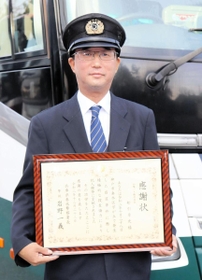 窃盗の容疑者逮捕に協力したとして感謝状が贈呈された船引章史さん＝神戸市垂水区