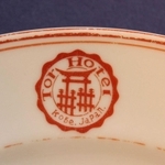 トアホテルの皿とロゴマーク