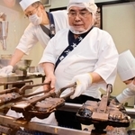 昔の焼き型を使い、手焼きする職人＝本高砂屋神戸元町本店