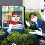 レゴでできた「Ｑちゃん」を囲む、（左から）北山智也さん、塚本浩康副社長、山崎秀昭さん＝神戸市中央区坂口通１