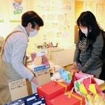 洋菓子や日用品、服飾雑貨が並ぶバザーの会場＝神戸市中央区東川崎町１