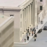 旧横浜正金銀行神戸支店前には、人の姿や人力車も。往時の風景がしのばれる＝神戸市立博物館（撮影・斎藤雅志）