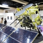 宇宙空間を旅する「はやぶさ２」の実物大模型＝神戸市中央区港島中町７