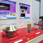 地球に落下したカプセルの模型＝神戸市中央区港島中町７