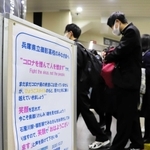 阪神御影駅に掲示された、御影高生への励ましのメッセージ＝神戸市東灘区御影本町４