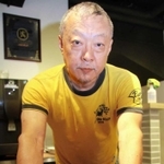 「辛さとおいしさの両立」を目指し、店を切り盛りする柏木博史さん＝神戸市中央区東町