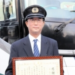 窃盗の容疑者逮捕に協力したとして感謝状が贈呈された船引章史さん＝神戸市垂水区