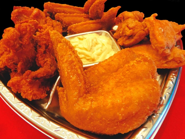 新成人を元気付けようと、９～１１日の３日間、新成人に無料で提供する唐揚げのセット。手羽先５本、もも４００グラムが入った「てばから亭セット」（てばから亭湊川本店提供）