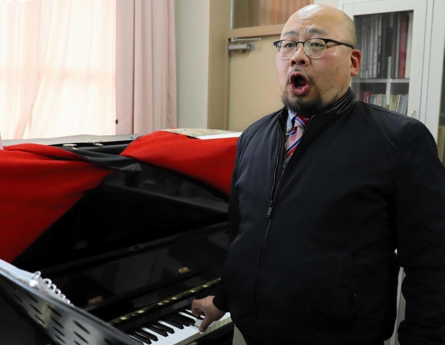 自主練習に励む田中崇由希さん。コロナ収束を信じ、美声を磨く＝兵庫県立芦屋高校