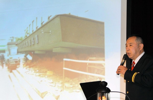 湊川中学校の震災学習で、経験を語る高橋晃治さん＝神戸市兵庫区松本通１