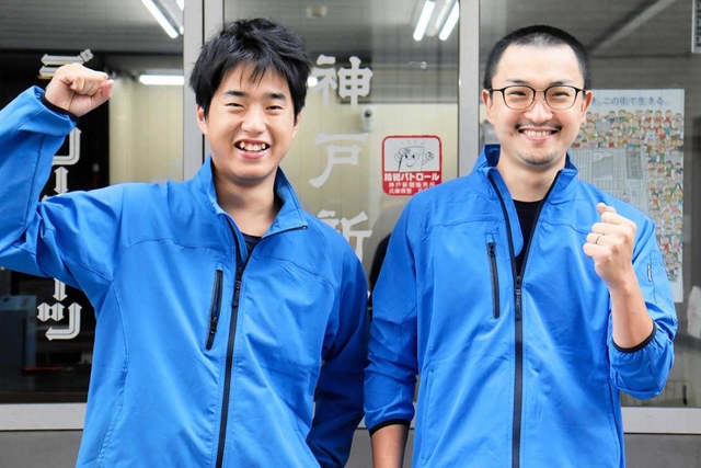 笑顔でポーズを決める本松信さん（右）と和上将基さん＝元町専売所