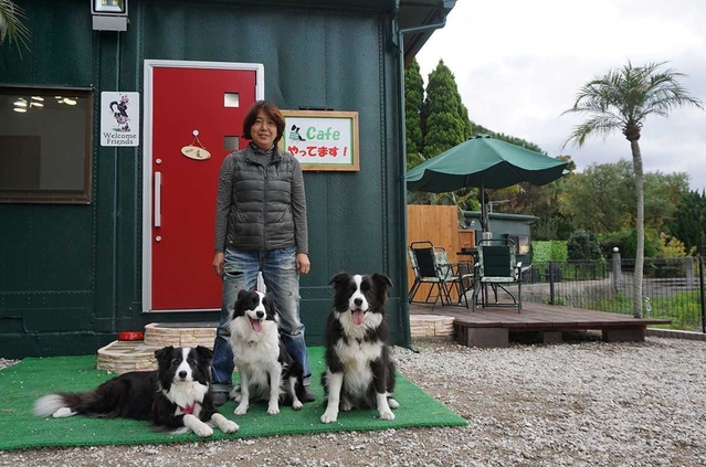 愛犬と泊まれる貸別荘式の宿泊施設を開いた大橋佳子さん＝淡路市野島江崎