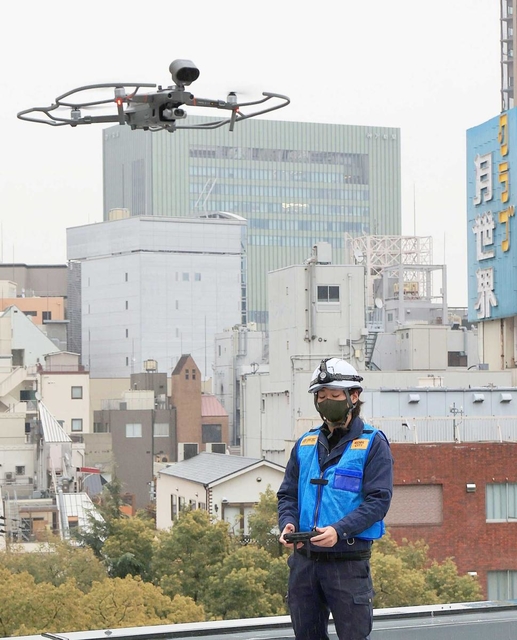 スピーカー付きドローンを飛ばし、上空から外出自粛を呼び掛けた＝神戸市中央区下山手通１（撮影・斎藤雅志）