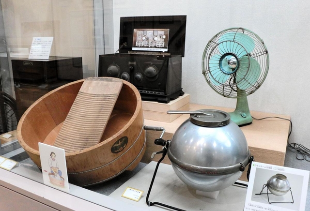 右手前は手回しの「カモメホーム洗濯機」＝神戸市埋蔵文化財センター