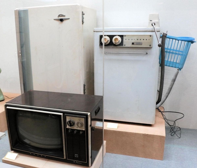 かつて「三種の神器」と言われた白黒テレビ、洗濯機、冷蔵庫＝神戸市埋蔵文化財センター