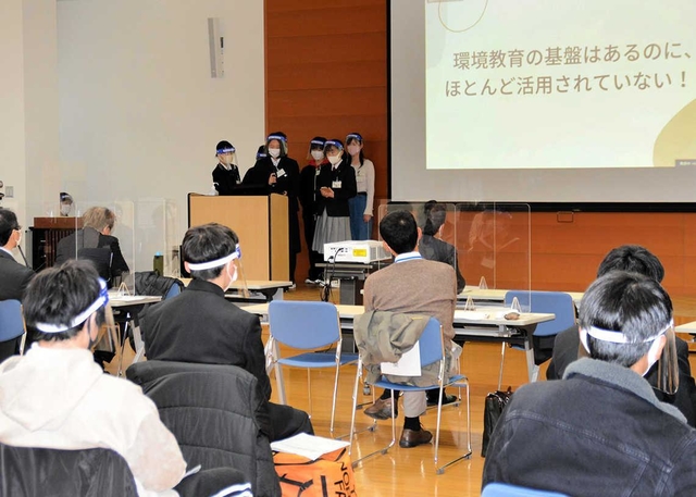 脱炭素社会に向けた活動案を発表する高校生＝県立工業技術センター