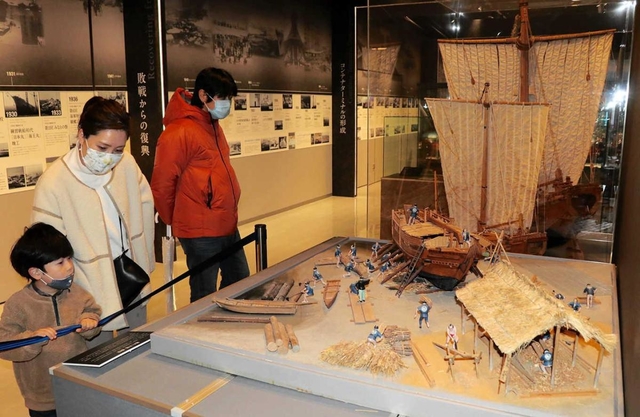 「船たで場」のジオラマなどが並ぶ会場＝神戸市中央区波止場町