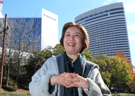 神戸コンベンションセンターをバックに「ＭＩＣＥが神戸のステップアップにつながっている」と語る黒田美香さん＝神戸市中央区港島中町６（撮影・鈴木雅之）