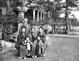 須磨の邸宅でのデラカンプ夫妻と親族