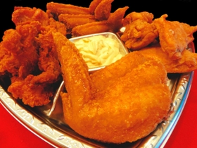 新成人を元気付けようと、９～１１日の３日間、新成人に無料で提供する唐揚げのセット。手羽先５本、もも４００グラムが入った「てばから亭セット」（てばから亭湊川本店提供）