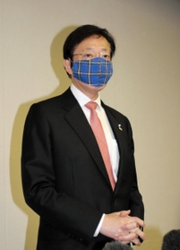 対策本部員会議の後、報道陣の取材に「医療提供態勢は限界」と訴える久元喜造市長＝神戸市役所