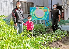 ベトナム出身のトラン・ミー・トウアンさん（右）らが世話をしている「多文化共生ガーデン」＝神戸市長田区駒ケ林町３