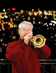 神戸の街に向け、鎮魂の音色を響かせた松平晃さん＝神戸市中央区、ビーナスブリッジ（撮影・大山伸一郎）