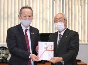 第一生命保険の三好浩之神戸総合支社長（左）から目録を受け取る後藤武理事長＝神戸市中央区脇浜海岸通１