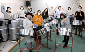 世界大会初出場で部門別１位を獲得して喜ぶ「ファンタスティックス」のメンバー＝神戸市長田区西尻池町３