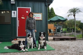 愛犬と泊まれる貸別荘式の宿泊施設を開いた大橋佳子さん＝淡路市野島江崎