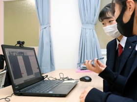 ＡＩ翻訳機能を使って通話するワークショップに参加した高校生＝神戸市中央区野崎通１、葺合高校