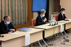 市民病院の通常医療の制限について発表する神戸市健康局の幹部ら＝市役所