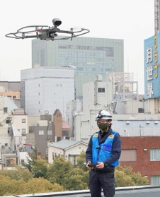 スピーカー付きドローンを飛ばし、上空から外出自粛を呼び掛けた＝神戸市中央区下山手通１（撮影・斎藤雅志）