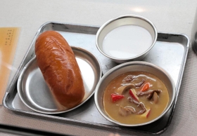 昭和２５（１９５０）年ごろの神戸市の学校給食（コッペパン、さつま汁、脱脂粉乳）を再現した展示＝神戸市埋蔵文化財センター