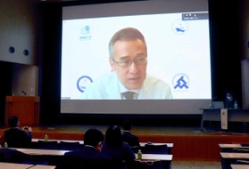 リモートで避難所の感染対策を解説する泉川公一センター長＝兵庫県医師会館