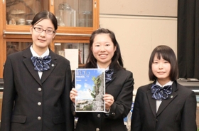 バッタを見つけた池田鈴姫さん（中央）ら＝神戸市東灘区向洋町中４、六甲アイランド高校