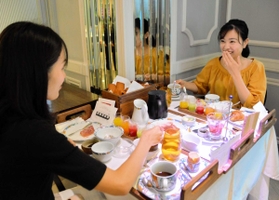 就職祝いに訪れた２人。「焼きたてのパンが最高」と笑顔を浮かべた＝２０２０年１０月６日、神戸市中央区山本通３、神戸北野ホテル