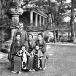 須磨の邸宅でのデラカンプ夫妻と親族