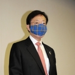 対策本部員会議の後、報道陣の取材に「医療提供態勢は限界」と訴える久元喜造市長＝神戸市役所