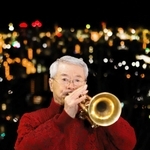 神戸の街に向け、鎮魂の音色を響かせた松平晃さん＝神戸市中央区、ビーナスブリッジ（撮影・大山伸一郎）