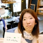 自作の４こま漫画などをまとめ出版した松本絵里奈さん＝神戸市長田区