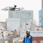 スピーカー付きドローンを飛ばし、上空から外出自粛を呼び掛けた＝神戸市中央区下山手通１（撮影・斎藤雅志）