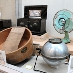 右手前は手回しの「カモメホーム洗濯機」＝神戸市埋蔵文化財センター