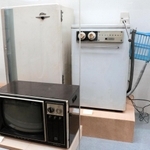 かつて「三種の神器」と言われた白黒テレビ、洗濯機、冷蔵庫＝神戸市埋蔵文化財センター