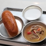 昭和２５（１９５０）年ごろの神戸市の学校給食（コッペパン、さつま汁、脱脂粉乳）を再現した展示＝神戸市埋蔵文化財センター