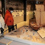 「船たで場」のジオラマなどが並ぶ会場＝神戸市中央区波止場町