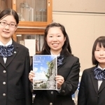 バッタを見つけた池田鈴姫さん（中央）ら＝神戸市東灘区向洋町中４、六甲アイランド高校